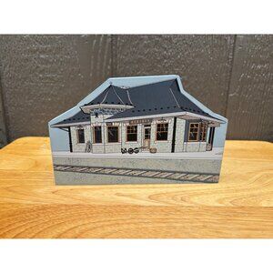 Hometowne Collectibles 1998 Hershey Railroad Station Wooden Shelf Sitter